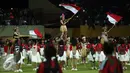 Penari mengibarkan bendera Merah Putih saat pembukaan Torabika Soccer Championship presented by IM3 Ooredoo di Stadion Mandala Jayapura, Papua, Jumat (29/4/2016). Laga perdanamempertemukan Persipura vs Persija. (Liputan6.com/Helmi Fithriansyah)