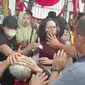 Polisi diduga melakukan kekerasan serta pembubaran aksi mogok makan Pekerja Rumah Tangga (PRT) yang dilakukan di depan Gedung DPR/MPR hari ini, Rabu (16/8/2023). (Liputan6.com/Delvira Hutabarat)
