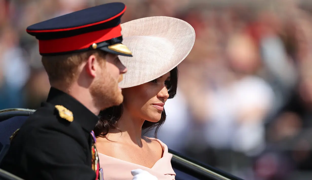 "Ia benar-benar sangat senang. Setelah kesibukan pasca-pernikahan berlalu, kini mereka bisa hidup seperti biasa dan pasangan pada umumnya," lanjut sumber. (DANIEL LEAL-OLIVAS  AFP)