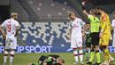 Wasit Luca Pairetto menunjukkan kartu merah kepada pemain Sassuolo Mehdi Bourabia (tengah) saat menghadapi AC Milan pada pertandingan Serie A Italia di Stadion Mapei, Reggio Emilia, Italia, Selasa (21/7/2020). AC Milan menang 2-1. (Massimo Paolone/LaPresse via AP)