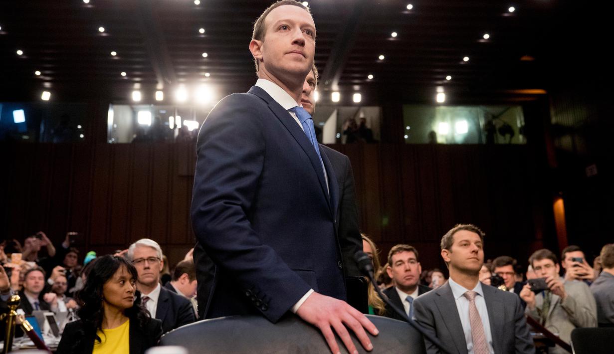 CEO Facebook Mark Zuckerberg tiba untuk bersaksi di hadapan Komite Senat Amerika Serikat di Capitol Hill, Washington, Senin (10/4). Ini merupakan penampilan formal pertama Zuckerberg dalam kongres setelah masalah kebocoran data. (AP/Andrew Harnik)