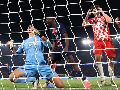 Ekspresi kecewa kiper Girona, Paulo Gazzaniga setelah melakukan blunder yang berbuah gol bagi PSG pada laga Liga Champions 2024/2025 yang berlangsung di Parc des Princes, Paris, Prancis, Kamis (19/09/2024). (AFP/Franck Fife)