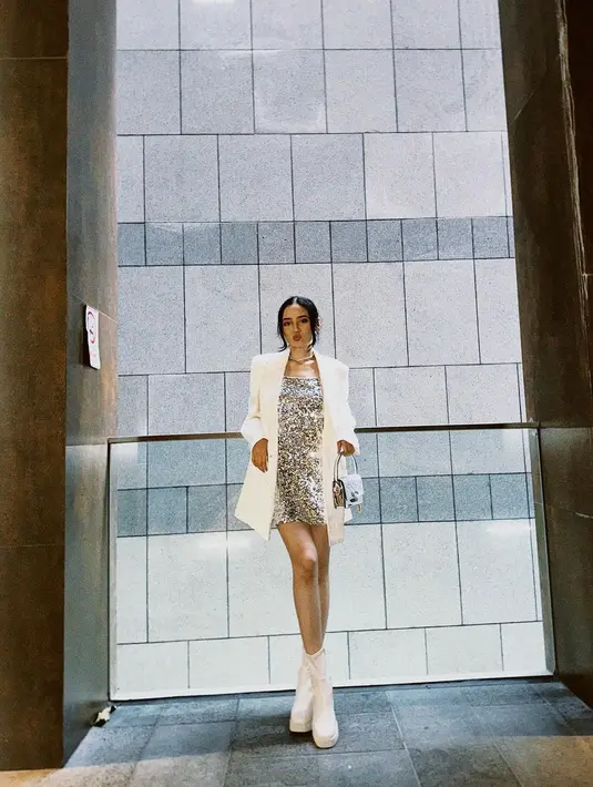 Manisnya OOTD Syifa Hadju pakai sequin dress berwarna silver dipadukannya mengenakan oversized blazer putih dan midi boots yang juga berwarna putih. [Foto: Instagram/syifahadju]