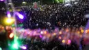 Rangkaian perayaan malam pergantian tahun pun dirancang tanpa pesta kembang api. Tampak dalam foto, suasana kepadatan warga yang akan menikmati malam pergantian tahun di kawasan Bundaran Hotel Indonesia, Jakarta, Rabu (31/12/2025). (Kapanlagi.com/Budy Santoso)