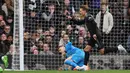 Pemain Arsenal Martin Odegaard (kanan) melakukan selebrasi usai  mencetak gol ke gawang Fulham pada pertandingan sepak bola Liga Inggris di Stadion Craven Cottage, London, 12 Maret 2023. Arsenal mengalahkan Fulham dengan skor 3-0. (AP Photo/Ian Walton)