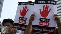 Lintas Pemuda Etnis Nusantara melakukan aksi kampanye di Bundaran HI, Jakarta, Minggu (10/9). Dalam aksinya mereka mengajak warga agar tidak menggunakan isu SARA untuk menyukseskan Pilkada. (Liputan6.com/Gempur M Surya)