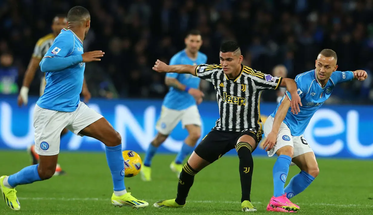 Meski Napoli mencoba mendominasi laga, Juventus mampu meredam dan memberikan perlawanan berarti. (CARLO HERMANN/AFP)