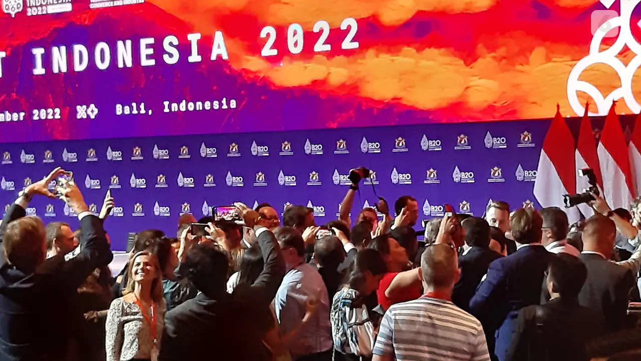 Hadirin B20 berebut selfie dengan PM Kanada Justin Trudeau.