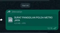 Beredar di media sosial unggahan menampilkan percakapan pesan penyebaran file APK berjudul 'Surat Panggilan Polda Metro Jaya' yang diduga menjadi sebuah modus penipuan. (Foto: Istimewa).