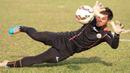 Kiper Persija, Andritany Ardhiyasa menahan bola saat berlatih jelang Piala Presiden 2015 di Lapangan Yon Zikon 14, Jakarta, Jumat (21/8/2015). Andritany siap tampil membela Persija di Piala Presiden 2015.(Bola.com/Vitalis Yogi Trisna)