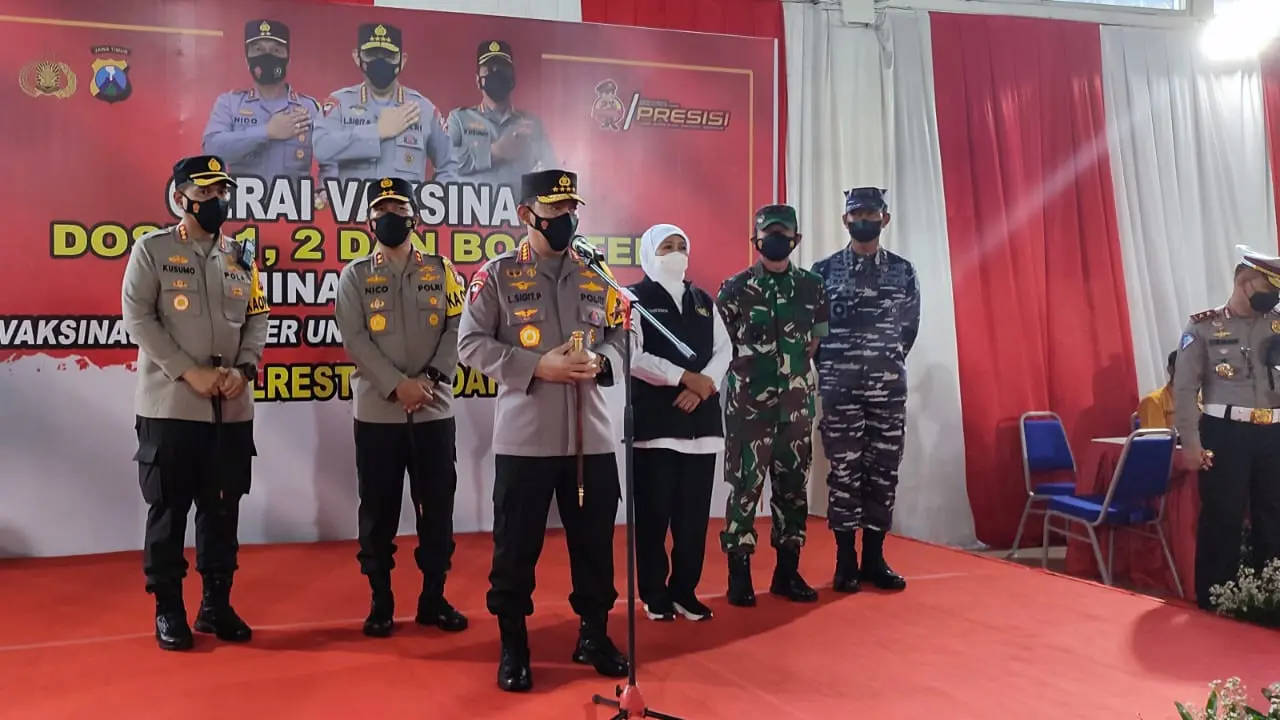 Kapolri Jenderal Listyo Sigit Prabowo meninjau pos pelayanan dan pos terpadu yang ada di Terminal Purabaya, Sidoarjo. (Dian Kurniawan/Liputan6.com).