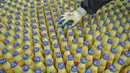 Pekerja memeriksa botol-botol susu kedelai di sebuah pabrik di Nanning, Guangxi, China, Selasa (12/3). Pabrikan asal China menghadapi tekanan penjualan di dalam dan luar negeri. (STR/AFP)