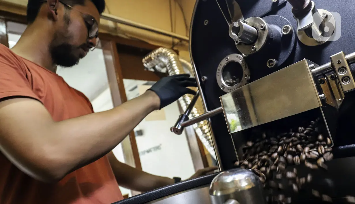 Barista memanggang kopi di salah satu kedai kopi di kawasan Permata Hijau, Jakarta, Kamis (14/7/2022). Usaha kedai kopi menjadi salah satu bisnis yang paling diminati masa kini, terbukti dalam konsumsi kopi di Indonesia yang meningkat pesat hingga 50 persen sejak 3-4 tahun terakhir. (Liputan6.com/Johan Tallo)