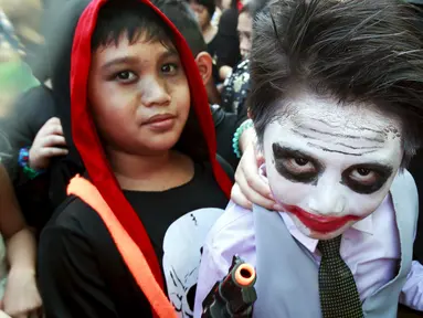 Siswa sekolah Brainshire Sains memakai kostum  Joker dalam film Batman selama parade halloween di kota Paranaque, Filipina, Jumat (30/10/2015). Anak - anak ini ikut merayakan halloween yang dirayakan setiap akhir bulan oktober. (REUTERS/Romeo Ranoco)