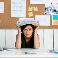 Stres saat menghadapi tugas akhir kuliah. (Foto: Freepik/cookie_studio)