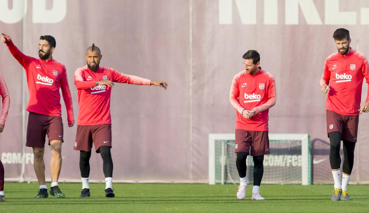 Para pemain Barcelona saat latihan jelang laga Liga Champions di Barcelona, Senin (16/4). Barcelona akan berhadapan dengan Manchester United. (AP/Joan Monfort)
