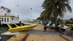 Sejumlah orang memindahkan sebuah perahu saat Badai Delta mendekati Puerto Morelos, Negara Bagian Quintana Roo, Meksiko, 6 Oktober 2020. Status Badai Delta naik menjadi topan tropis kategori 4 pada Selasa (6/10) pagi waktu setempat ketika bergerak menuju Mexican Caribbean. (Xinhua/Mauricio Collado)