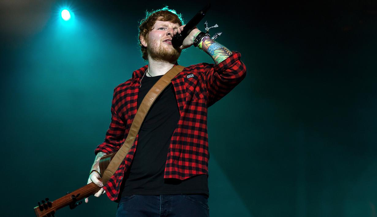 Penyanyi Ed Sheeran saat tampil di Festival Glastonbury di Worthy Farm, di Somerset, Inggris (25/6). Solois sekaligus pencipta lagu, Ed Sheeran menjadi salah satu headliner paling ditunggu di Glastonbury Festival 2017. (Photo by Grant Pollard/Invision/AP)