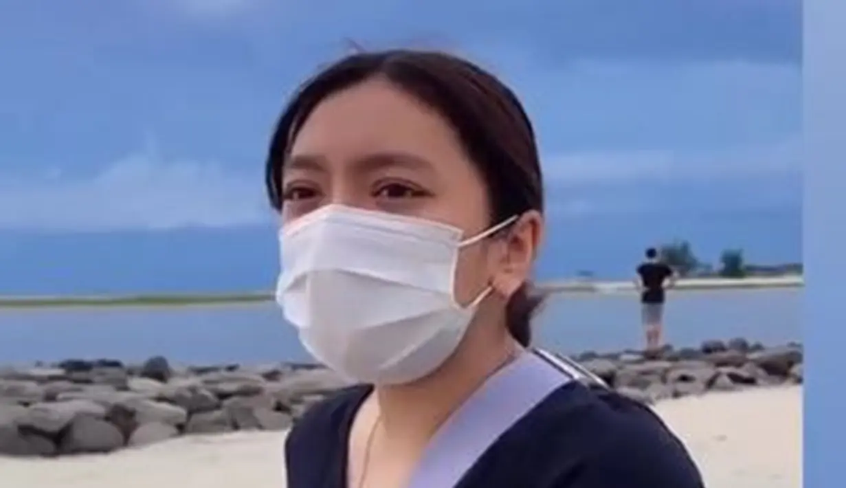 Siapa sih yang tidak mengenal Ariel? Ariel memiliki anak berparas cantik namanya Alleia. Alleia beranjak dewasa dan potret terbarunya bikin terpesona. Seperti saat ia jalan-jalan di pantai. (Liputan6.com/TikTok/basdail02)