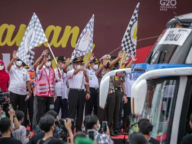 Menko PMK Muhadjir Effendy (tengah) dan Menteri Perhubungan Budi Karya Sumadi (kiri) melepas Mudik Aman Mudik Sehat di Terminal Jatijajar, Depok, Jawa Barat, Kamis (28/4/2022). Enesis Group membuka posko mudik dan arus balik di beberapa titik di Pulau Jawa sejak 25 April hingga 8 Mei 2022 untuk memberikan kenyamanan dan keamanan bagi masyarakat. (Liputan6.com/Faizal Fanani)