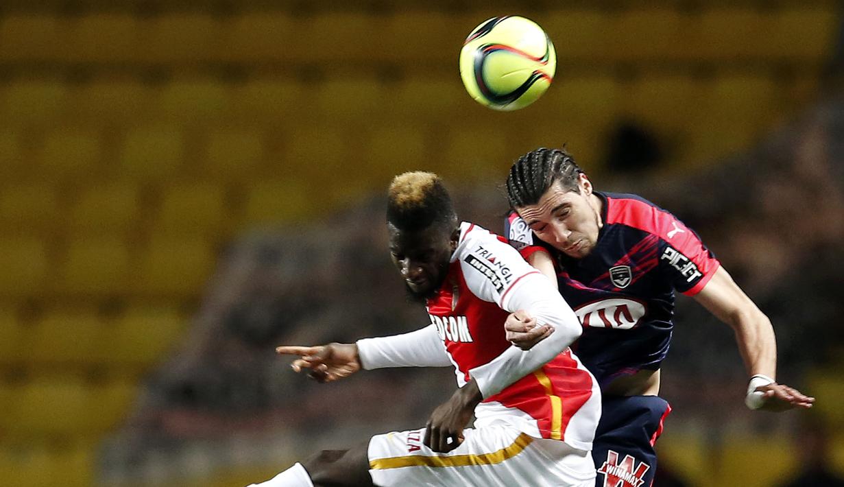 Gelandang AS Monaco, Tiemoue Bakayoko, duel udara dengan pemain Bordeaux, Enzo Crivelli pada laga lanjutan liga 1 Prancis di Stadion Stade Louis II, Monaco, (01/04/2016). (EPA/Sebastian Nogier)