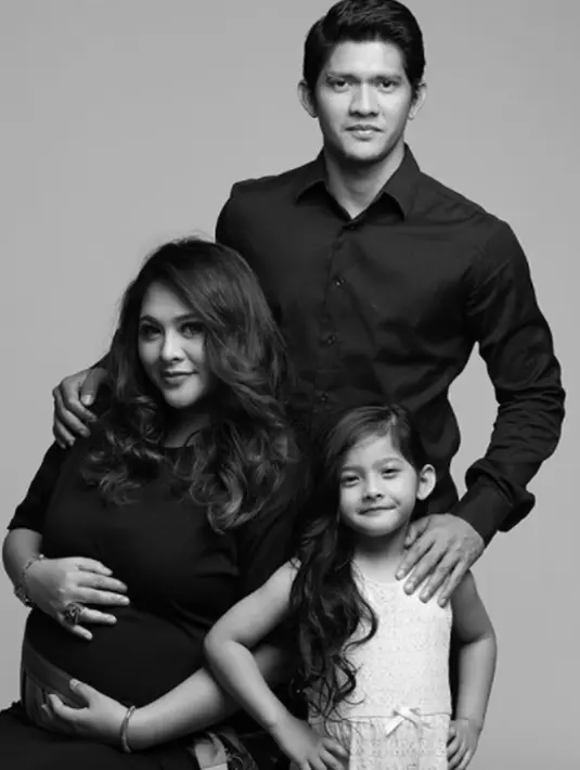 Seakan tidak ingin kehilangan momen, pasangan yang menikah pada 25 Juni 2012 ini pun melakukan maternity photoshoot. (Foto: instagram.com/audyitem)