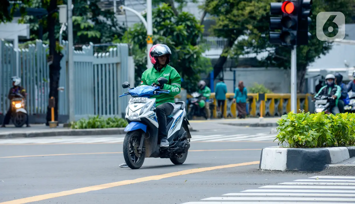 Pengendara motor berhenti di dalam Kotak Kuning Persimpangan di perempatan Sarinah, Thamrin, Jakarta, Rabu (29/1/2020). Dirlantas Polda Metro Jaya akan memberlakukan tilang elektronik "Electronic Traffic Law Enforcement" (ETLE) untuk sepeda motor per 1 Februari 2020. (merdeka.com/Imam Buhori)