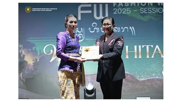 Potret Selvi Ananda Pakai Kebaya Ungu dan Songket Kuning Hadiri DBFW 2025