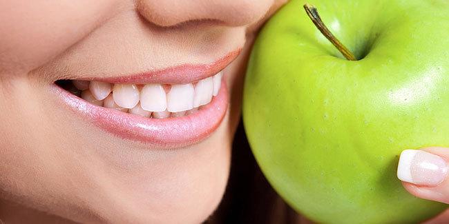 Mengatasi bau mulut dengan makan buah apel./Copyright shutterstock.com