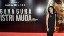 Saat gala dinner, Lulu Tobing memilih mengenakan dress panjang polos sleeveless. Agar tidak terlalu polos ia menempatkan beberapa bros warna emas. [@lutob]