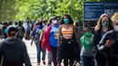 Orang-orang mengantre mendapatkan masker gratis di Prospect Park di wilayah Brooklyn di New York, Amerika Serikat (3/5/2020). New York City (NYC) akan membagikan lebih dari 100.000 penutup wajah secara gratis di taman-taman di seluruh kota itu mulai 2 hingga 5 Mei. (Xinhua/Michael Nagle)