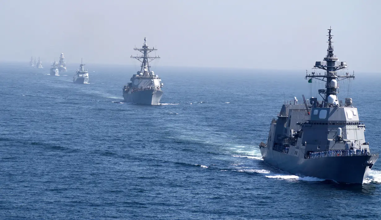 <p>Kapal perang dari berbagai negara mengikuti latihan multinasional AMAN-23 di Laut Arab dekat Karachi, Pakistan, 13 Februari 2023. Kapal perang lebih dari 50 negara termasuk Amerika Serikat, China, Jepang, dan Indonesia berpartisipasi dalam latihan multinasional lima hari yang diselenggarakan oleh Angkatan Laut Pakistan di Laut Arab untuk meningkatkan kerja sama dalam menjaga keamanan laut dari perompak, teroris, dan penyelundup. (AP Photo/Fareed Khan)</p>