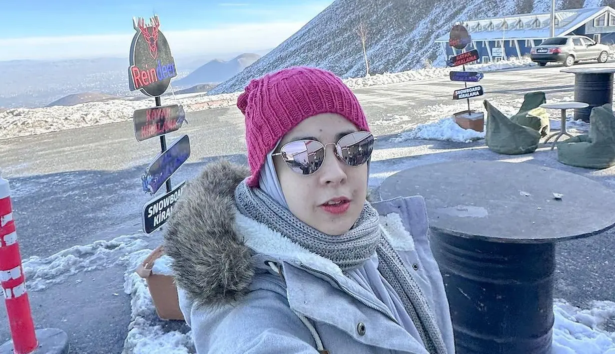 "Intinya sih segala hal yang bukan tentang anak-anak dan karier bukan fokus utama lagi," ungkap Risty Tagor seperti dilansir dari Kapanlagi.com. [Instagram/ristytagor]