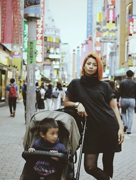 Meski sudah memiliki buah hati, Shareefa Daanish masih kelihatan kece. Coba lihat  tampilannya saat berada di samping stroller anaknya, dengan outfit hitamnya, Shareefa tetap cheerful dengan rambut oranye.  (Instagram/shareefadaanish)