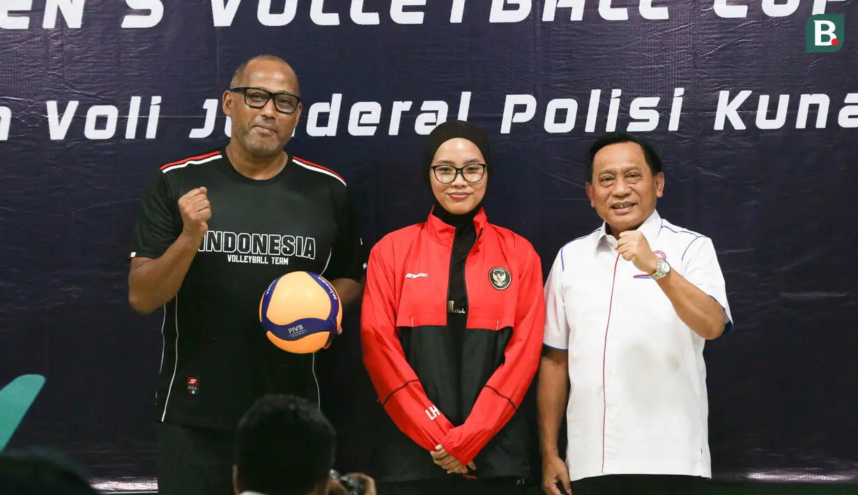 Ketua Umum PP PBVSI, Imam Sudjarwo (kanan) secara simbolis memberikan bola dan jaket untuk pelatih Timnas Voli Putri Indonesia, Marcos Sugiyama (kiri) dan kapten tim, Tisya Amallya Putri (tengah) pada upacara pelepasan untuk kejuaraan AVC Women's Volleyball Cup yang dilakukan di Padepokan Voli Jenderal Polisi Kunarto, Sentul, Selasa (2/6/2026).