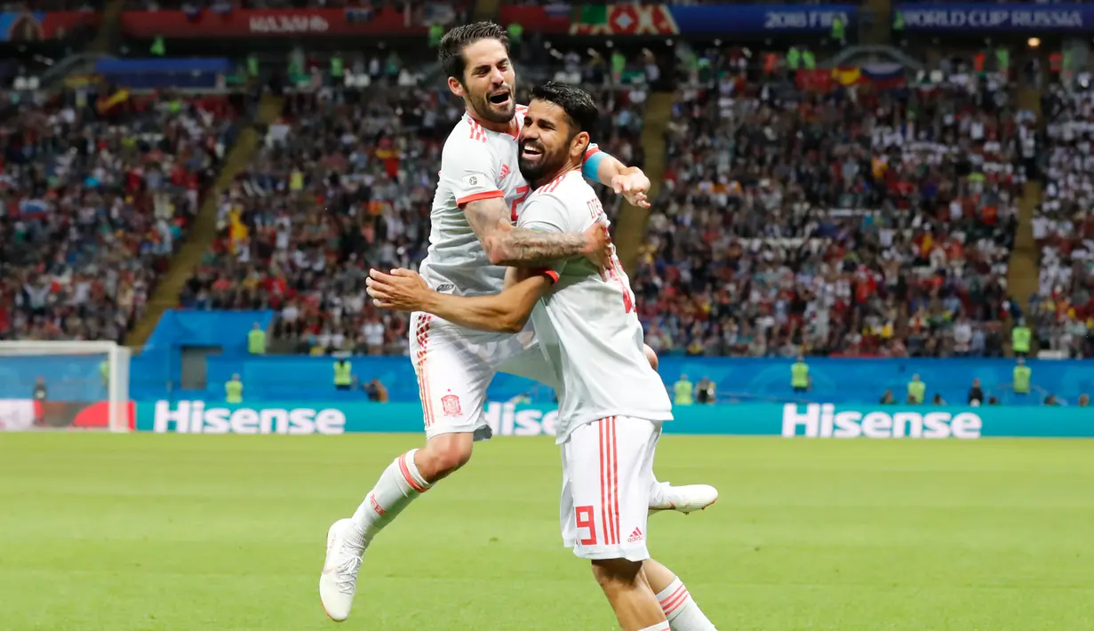 Pemain Spanyol, Diego Costa (kanan) merayakan gol usai mencetak gol ke gawang Iran dalam penyisihan Grup B Piala Dunia 2018 di Kazan Arena, Kazan, Rusia, Rabu (20/6). Gol tunggal Costa membawa Spanyol menumbangkan Iran. (AP Photo/Frank Augstein)