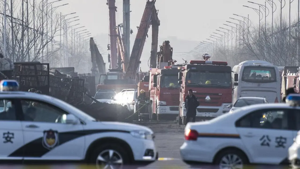 Polisi dan petugas pemadam kebakaran China bekerja di lokasi setelah ledakan di dekat pabrik kimia di Zhangjiakou, sekitar 200 km barat laut Beijing, 28 November 2018 (Fred Dufour/ AFP)