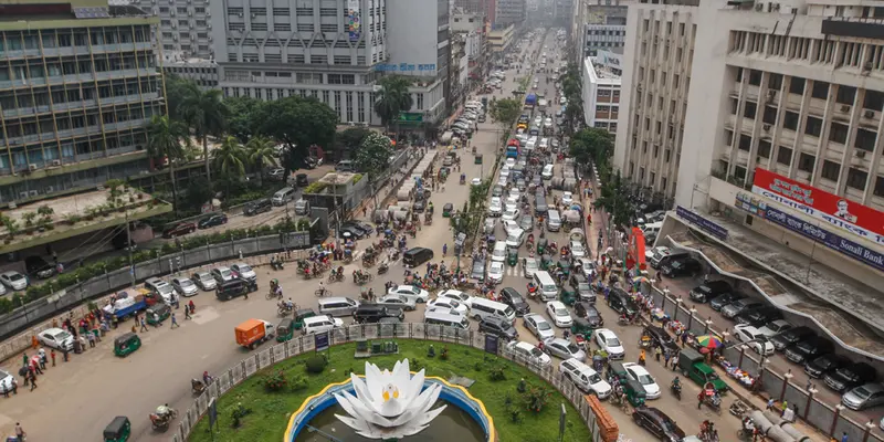 FOTO: Bangladesh Longgarkan Lockdown, Jalanan Dhaka Kembali Macet