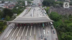 Suasana gerbang tol Cikupa saat pengecekan SIKM  terhadap kendaran yang akan memasuki  Jakarta, Rabu (27/5/2020). Masyarakat wajib menunjukan SIKM bila ingin kembali atau memasuki Jakarta, Hal tersebut bertujuan untuk menekan penyebaran Covid-19. (Liputan6.com/Angga Yuniar)