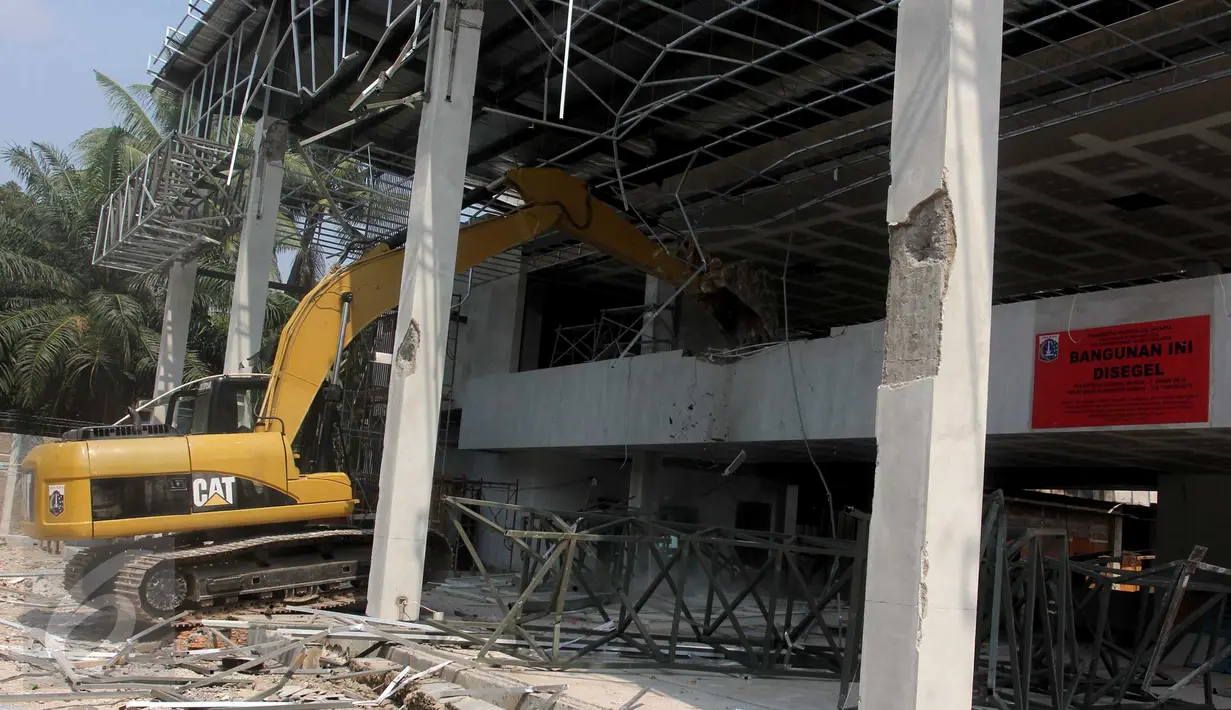 Suku Dinas Penataan Kota Jakarta Selatan membongkar sebuah bangunan showroom mobil setengah jadi di Jalan Ampera Raya Nomor 59, Pasar Minggu, Jakarta, Rabu (24/6/2015). Bangunan tersebut dibongkar karena menyalahi perizinan.(Liputan6.com/JohanTallo)