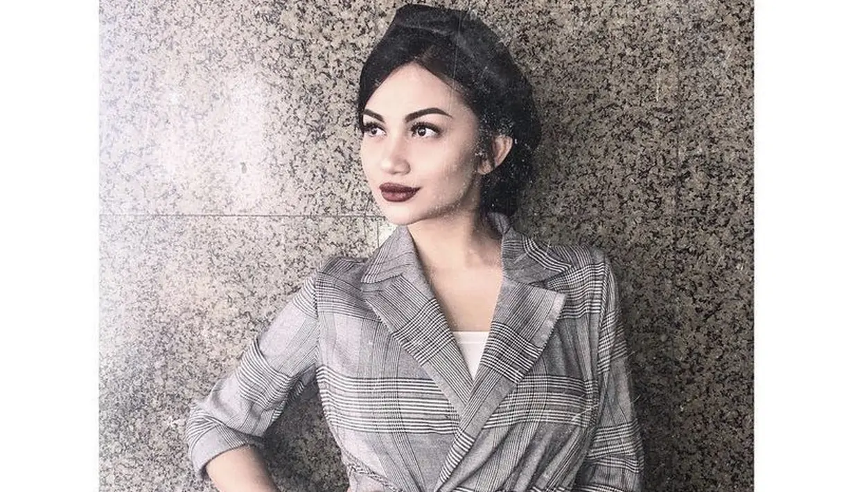 Lipstik bold seperti cokelat atau bahkan seperti Ariel Tatum bisa menjadi inspirasimu. Agar tampilan semakin bold. Dok. Instagram @arieltatum