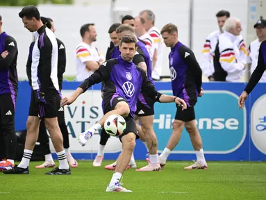 Penyerang Jerman Thomas Mueller (tengah) mengambil bagian dalam sesi latihan tim nasional Jerman menjelang turnamen EURO 2024 di Herzogenaurach, Bavaria, Rabu (12/6/2024). (Tobias SCHWARZ / AFP)