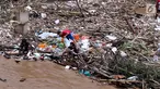 Sejumlah anak mengumpulkan botol-botol plastik yang tersangkut diantara tumpukan sampah di Pintu Air Manggarai, Jakarta, Jumat (26/4). Sampah ini terbawa arus sungai Ciliwung akibat curah hujan yang tinggi di kawasan Bogor dan sekitarnya, Kamis (25/4). (Liputan6.com/Helmi Fithriansyah)
