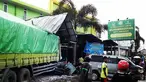 Truk tronton menabrak sejumlah kendaraan di depan RSU Muhammadiyah Siti Aminah Bumiayu, Brebes, Jawa Tengah, Senin (10/12). Truk bernomor polisi B 9370 WYT itu menabrak 10 sepeda motor dan 5 mobil. (Liputan6.com/Fajar Eko Nugroho)