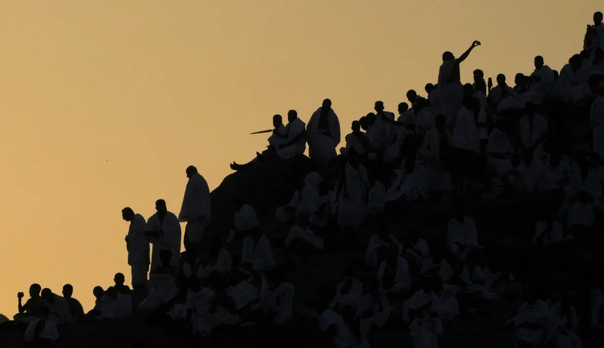 <p>Arafah menjadi lambang Padang Mahsyar, yakni ketika manusia menghadap Allah SWT dengan status yang sama. (AP Photo/Amr Nabil)</p>