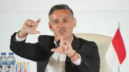 John Herdman menggantikan posisi Patrick Kluivert yang hengkang bersama jajarannya pada Oktober 2025, selepas gagal membawa skuad Garuda lolos Piala Dunia 2026. Tampak dalam foto, pelatih kepala tim nasional sepak bola Indonesia yang baru, John Herdman memberi isyarat saat berbicara dalam konferensi pers di Jakarta, Selasa 13 Januari 2026. (AP Photo/Achmad Ibrahim)