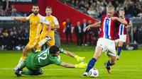 Erling Haaland (Norwegia) melewati kiper Moldova Cristian Avram sebelum mencetak gol keempatnya dalam laga kualifikasi Piala Dunia di Ullevaal Stadion, Oslo, 9 September 2025. (Cornelius Poppe/NTB via AP)