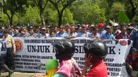  Sebanyak 5.000 supir angkutan umum seluruh DKI Jakarta yang tergabung dalam Koperasi Wahana Kalpika (KWK) berdemo di depan Balai Kota, Jakarta.