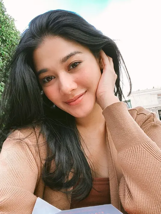 Bukan hanya saat berlibur saja Naysilla tampil alami bahkan tanpa makeup. Namun saat tengah menjalani syuting , putri dari Lydia Kandou ini juga kerap terlihat tampil sederhana. (Liputan6.com/IG/@naymirdad)
