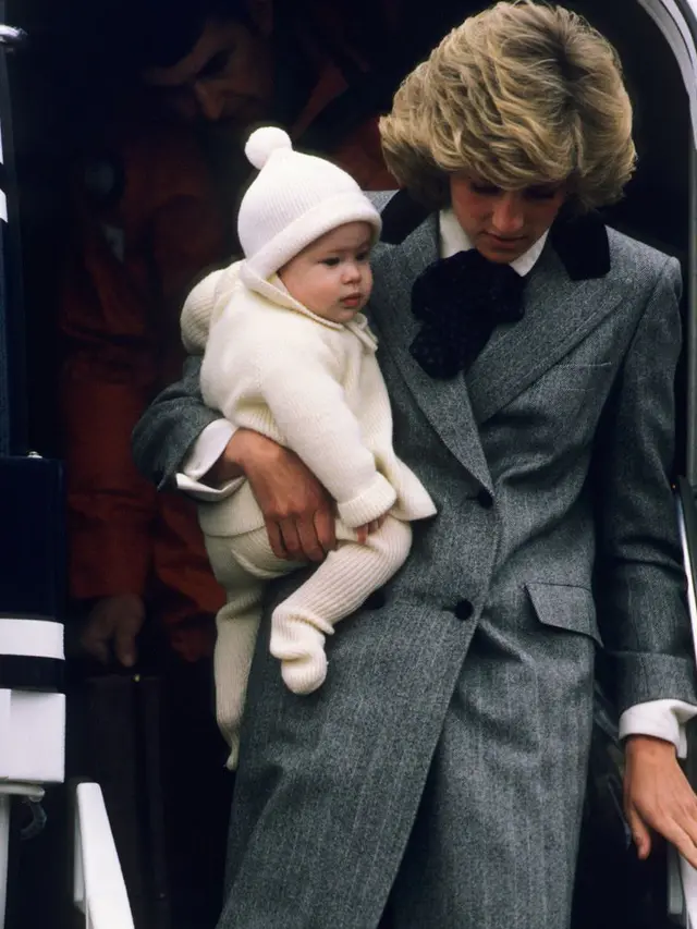 Putri Diana menggendong Pangeran Harry